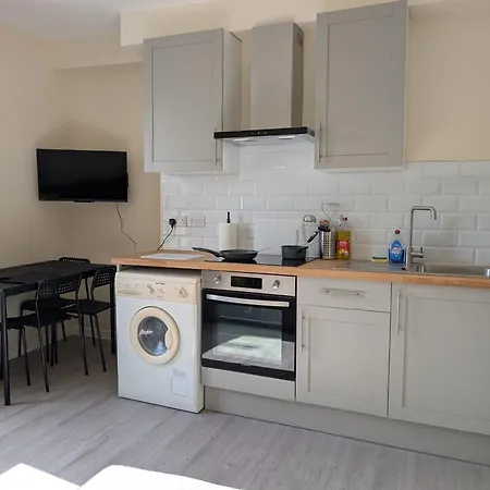 Claremont - Modern 3 Double Beds Free Parking Great Location 아파트