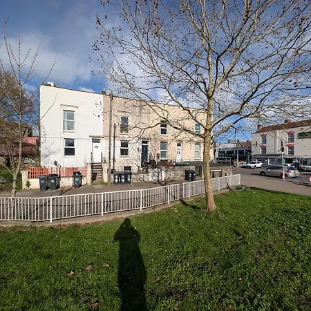 Claremont - Modern 3 Double Beds Free Parking Great Location 아파트 *